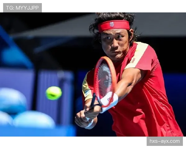 卢卡库在比赛中展现强大身体对抗能力，助力球队实现逆转胜利