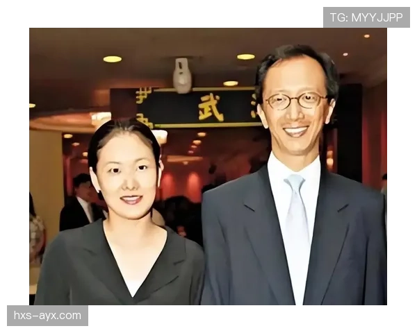 伏明霞今天街拍那只包也太扎眼了，冠军退役后的日子跟咱们差一个世界